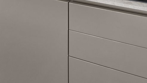 Einbauküche Nobilia® aus Holz in Grau nobilia® Einbauküche Novalux mit Hochglanzfronten und BORA Muldenlüfter Taupegrau & Eiche Como - zweiteilig