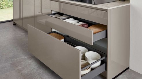 Einbauküche Nobilia® aus Holz in Grau nobilia® Einbauküche Novalux mit Hochglanzfronten und BORA Muldenlüfter Taupegrau & Eiche Como - zweiteilig