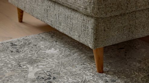 Polsterhocker Interliving aus Stoff in Grau Interliving Sofa Serie 4420 - Polsterhocker mit Holzfüßen grausilberner Bezug LRS 19 – ca. 102 x 65 cm