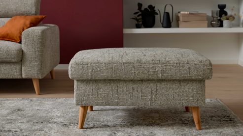 Polsterhocker Interliving aus Stoff in Grau Interliving Sofa Serie 4420 - Polsterhocker mit Holzfüßen grausilberner Bezug LRS 19 – ca. 102 x 65 cm