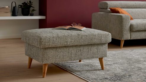 Polsterhocker Interliving aus Stoff in Grau Interliving Sofa Serie 4420 - Polsterhocker mit Holzfüßen grausilberner Bezug LRS 19 – ca. 102 x 65 cm
