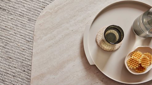 Beistelltisch Interliving aus Keramik in Beige Interliving Couchtisch Serie 6231 - Beistelltisch travertinfarbene Keramik & schwarzer Stahl - 55 x 50 cm