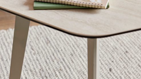 Beistelltisch Interliving aus Keramik in Beige Interliving Couchtisch Serie 6231 - Beistelltisch travertinfarbene Keramik & schwarzer Stahl - 55 x 50 cm