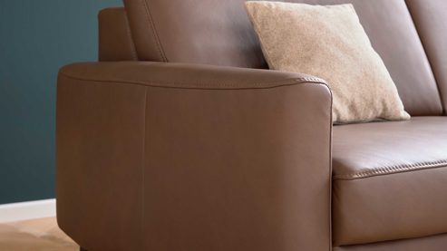 Zweisitzer Interliving aus Leder in Braun Interliving Sofa Serie 4066 – Zweisitzer walnussfarbenes Leder Cloudy noce & schwarze Metallfüße – Länge ca. 150 cm