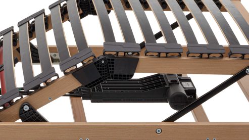 Lattenrost Interliving aus Holz in Holzfarben Interliving Lattenrost Serie 1952 - flacher Smartrahmen zweifach motorisch mit Handschalter – Liegefläche ca. 100 x 200 cm