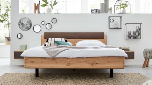 Bettgestell Interliving aus Holz in Grau Interliving Schlafzimmer Serie 1015 – Bettgestell sienafarbener Bezug Kano 9811 & Wildeiche – Liegefläche ca. 180 x 200 cm