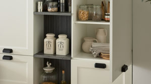 Einbauküche culineo® aus Holz in Weiß Culineo® Einbauküche C684 mit Einbaugeräten Mattweiß & schiefergraues Stripewood  - Länge ca. 460 cm