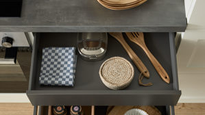 Einbauküche culineo® aus Holz in Weiß Culineo® Einbauküche C684 mit Einbaugeräten Mattweiß & schiefergraues Stripewood  - Länge ca. 460 cm