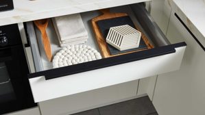 Einbauküche culineo® aus Holz in Weiß Culineo® Einbauküche C187 mit Einbaugeräten Weiß & Nussbaum Milano - Stellfläche ca. 335 x 305 cm