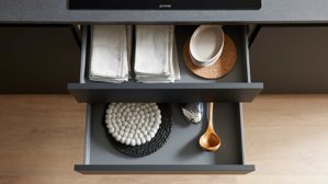 Einbauküche culineo® aus Holz in Schwarz Culineo® Einbauküche C357 mit XTRA CERAMIC Arbeitsplatte Mattschwarz - zweizeilig