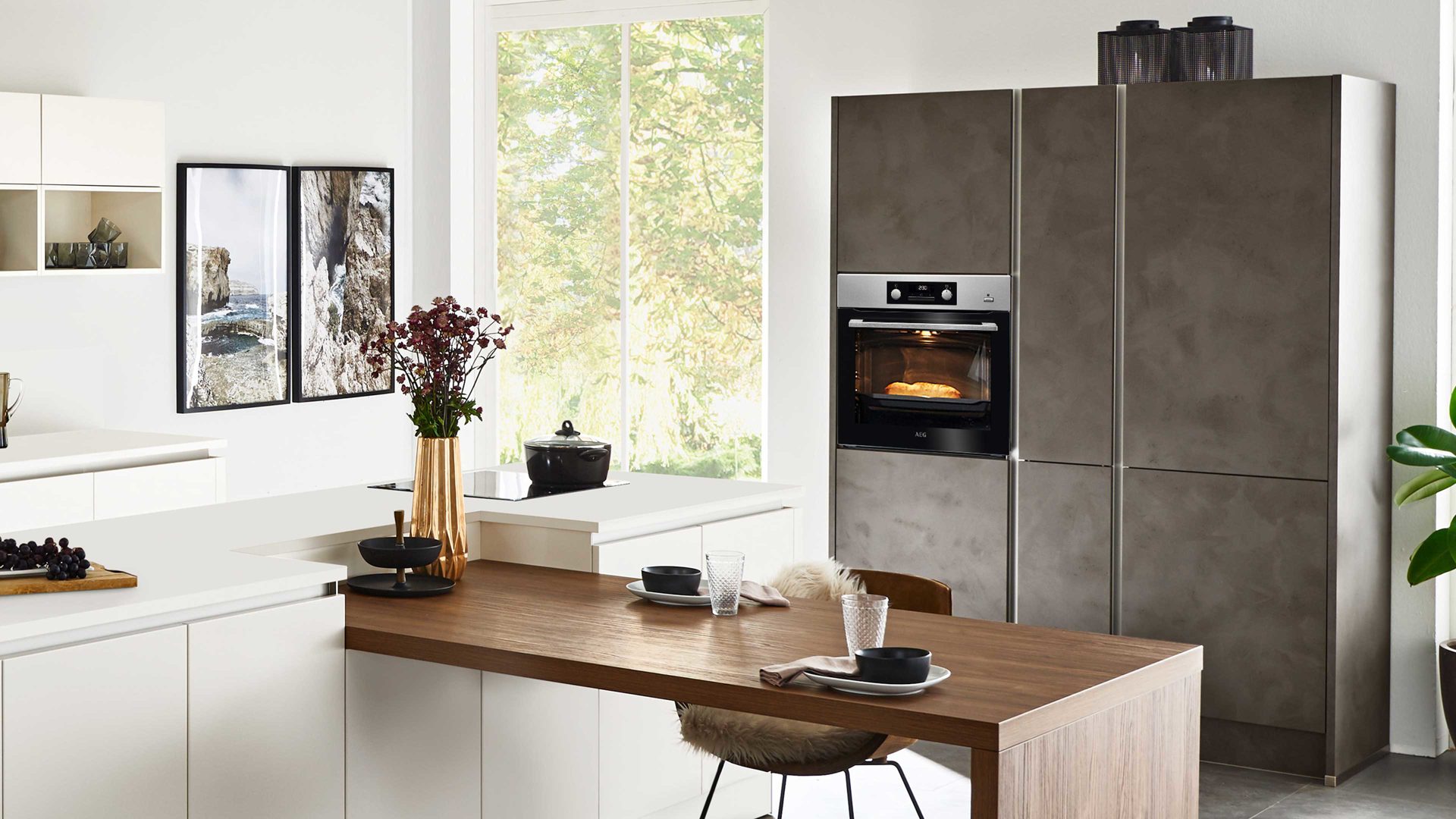 Einbauküche Nolte® küchen aus Holz in Weiß nolte® Einbauküche Soft Lack mit AEG-Einbaugeräten Magnolia, Zement anthrazit & Nussbaum Royal – dreizeilig