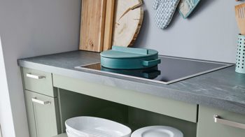 Einbauküche Nobilia® aus Holz in Hellgrün nobilia® Einbauküche Cascada mit SIEMENS-Elektrogeräten Schilf & Verso - dreizeilig