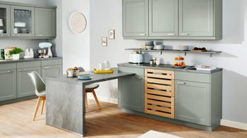 Einbauküche Nobilia® aus Holz in Hellgrün nobilia® Einbauküche Cascada mit SIEMENS-Elektrogeräten Schilf & Verso - dreizeilig