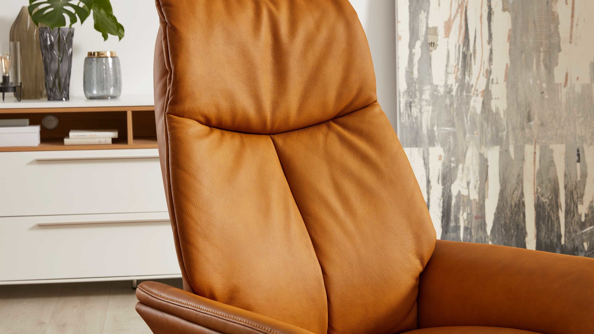 Relaxsessel Interliving aus Leder in Gelb Interliving Sessel Serie 4550 - Sessel zwei Motoren & Aufstehhilfe - kürbisfarbenes LongLife-Leder & anthrazitfarbener Tellerfuß