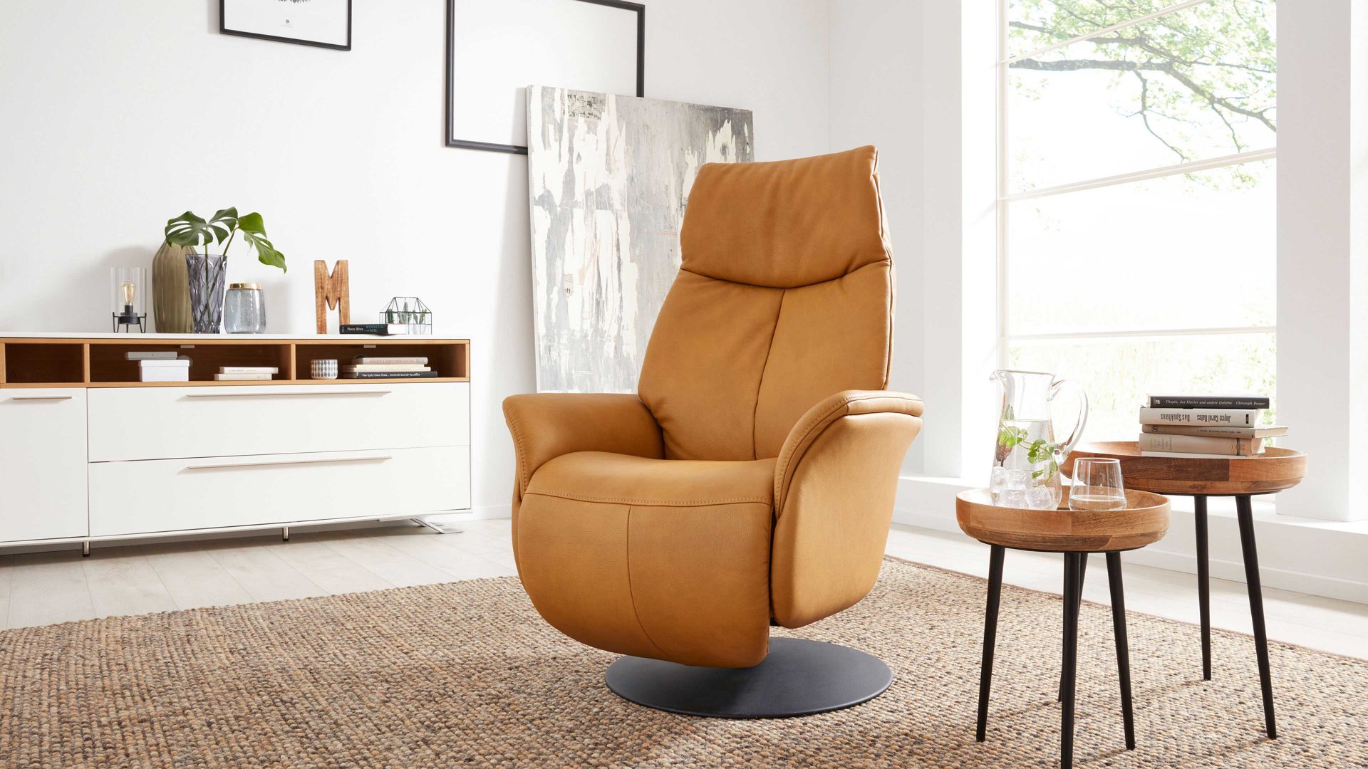 Relaxsessel Interliving aus Leder in Gelb Interliving Sessel Serie 4550 - Sessel zwei Motoren & Aufstehhilfe - kürbisfarbenes LongLife-Leder & anthrazitfarbener Tellerfuß