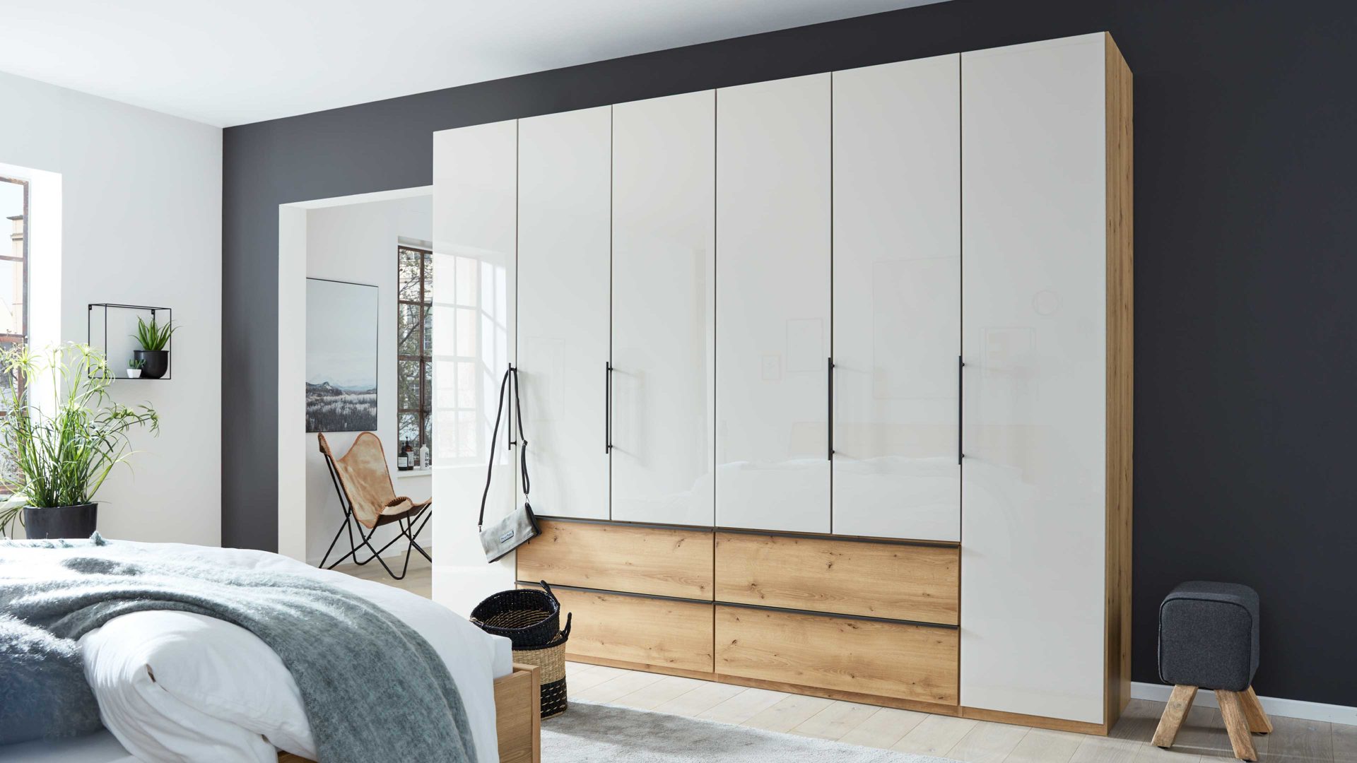 Kleiderschrank Interliving aus Holz in Hellgrau Interliving Kleiderschrank Serie 1205 – Kleiderschrank Champagner & Eiche Bianco – sechs Türen & vier Schubladen, Breite ca. 300 cm