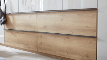 Kleiderschrank Interliving aus Holz in Hellgrau Interliving Kleiderschrank Serie 1205 – Kleiderschrank 468 Champagner & Eiche Bianco – sechs Türen & vier Schubladen, Breite ca. 300 cm