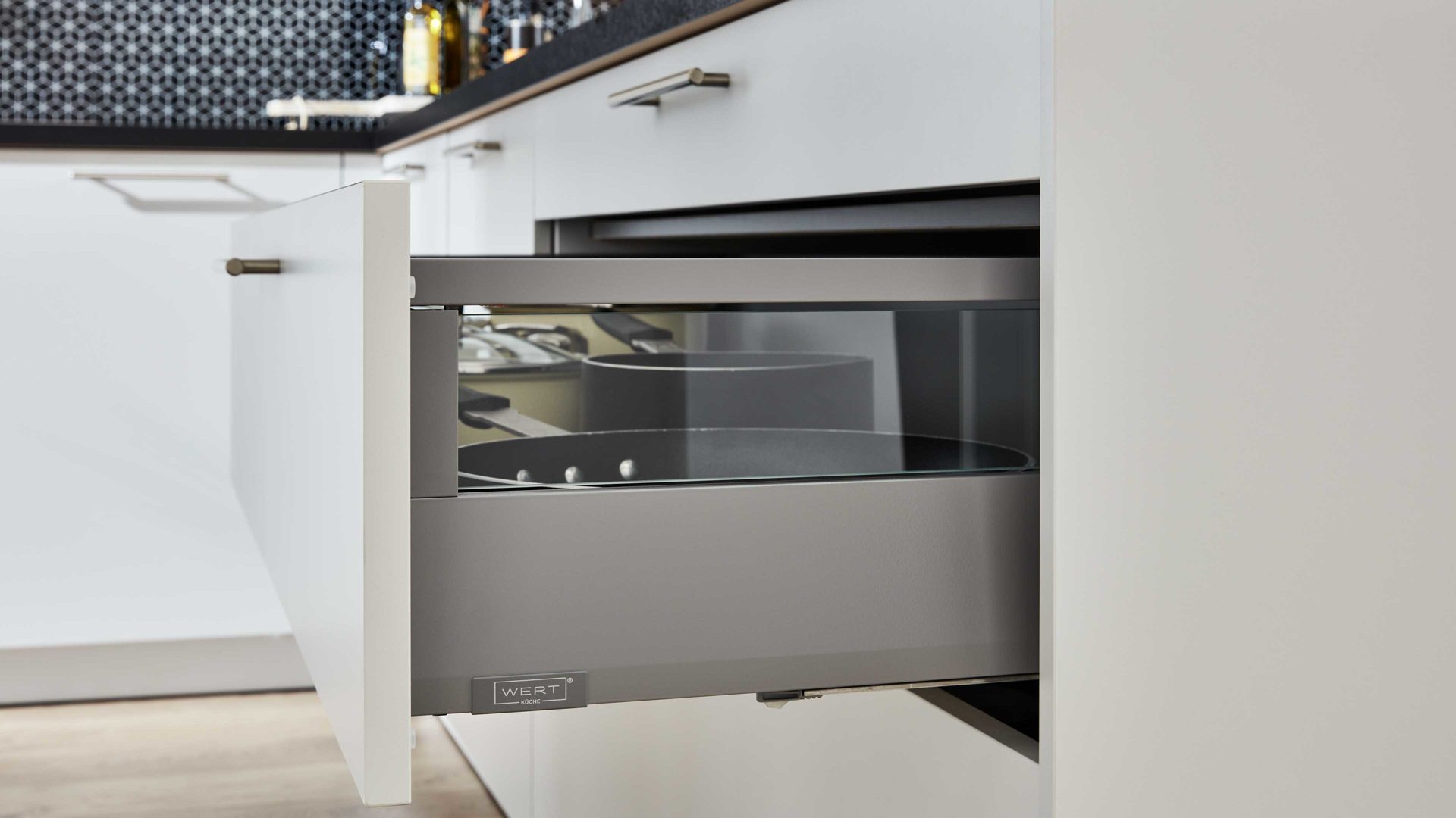 Einbauküche WERT KÜCHE® aus Holz in Hellgrau WERT KÜCHE® Nora mit AEG Einbaugeräten Kristallgrau & Onyxschwarz - zweizeilig