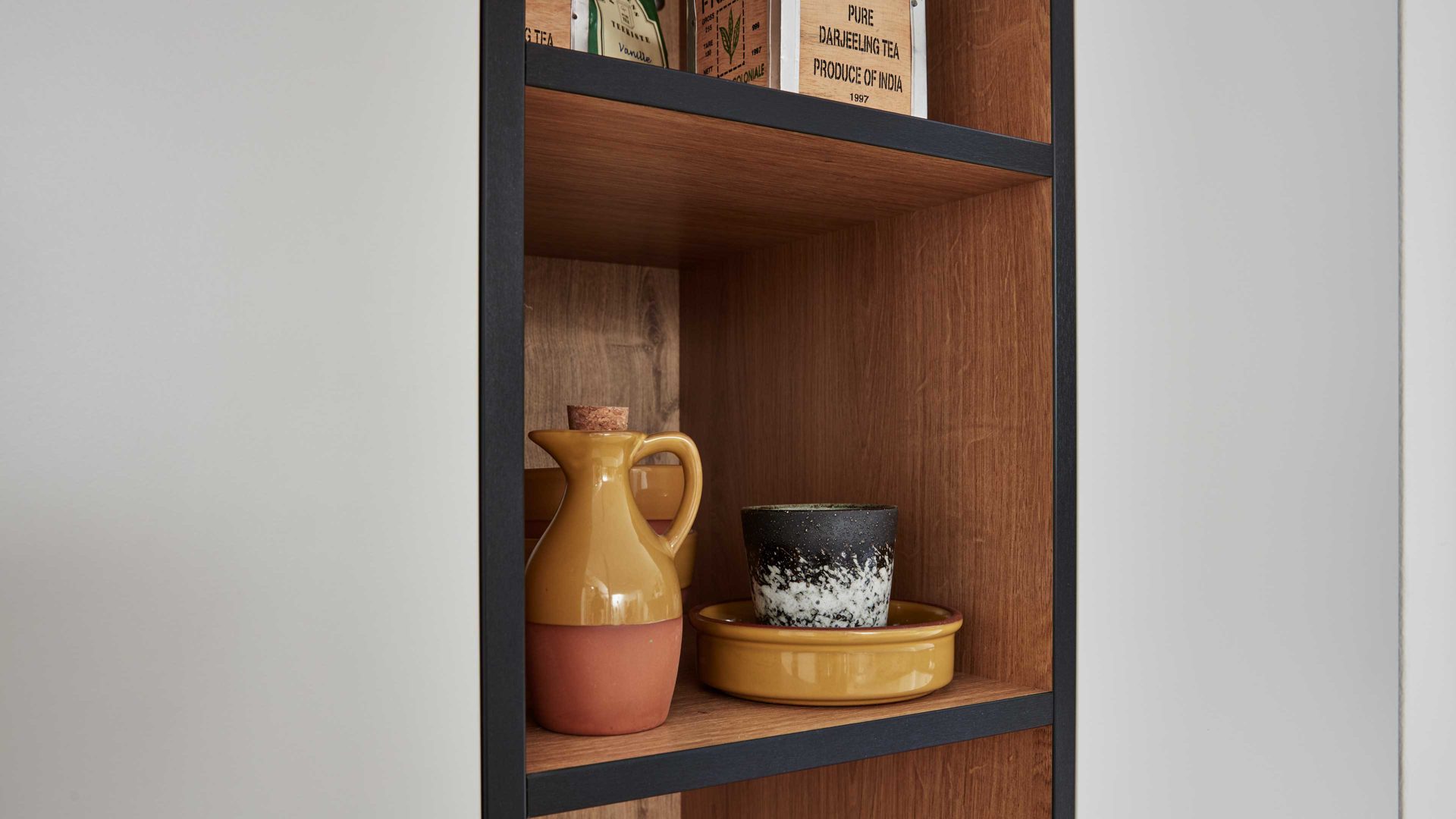 Einbauküche WERT KÜCHE® aus Holz in Hellgrau WERT KÜCHE® Nora mit AEG Einbaugeräten Kristallgrau & Onyxschwarz - zweiteilig