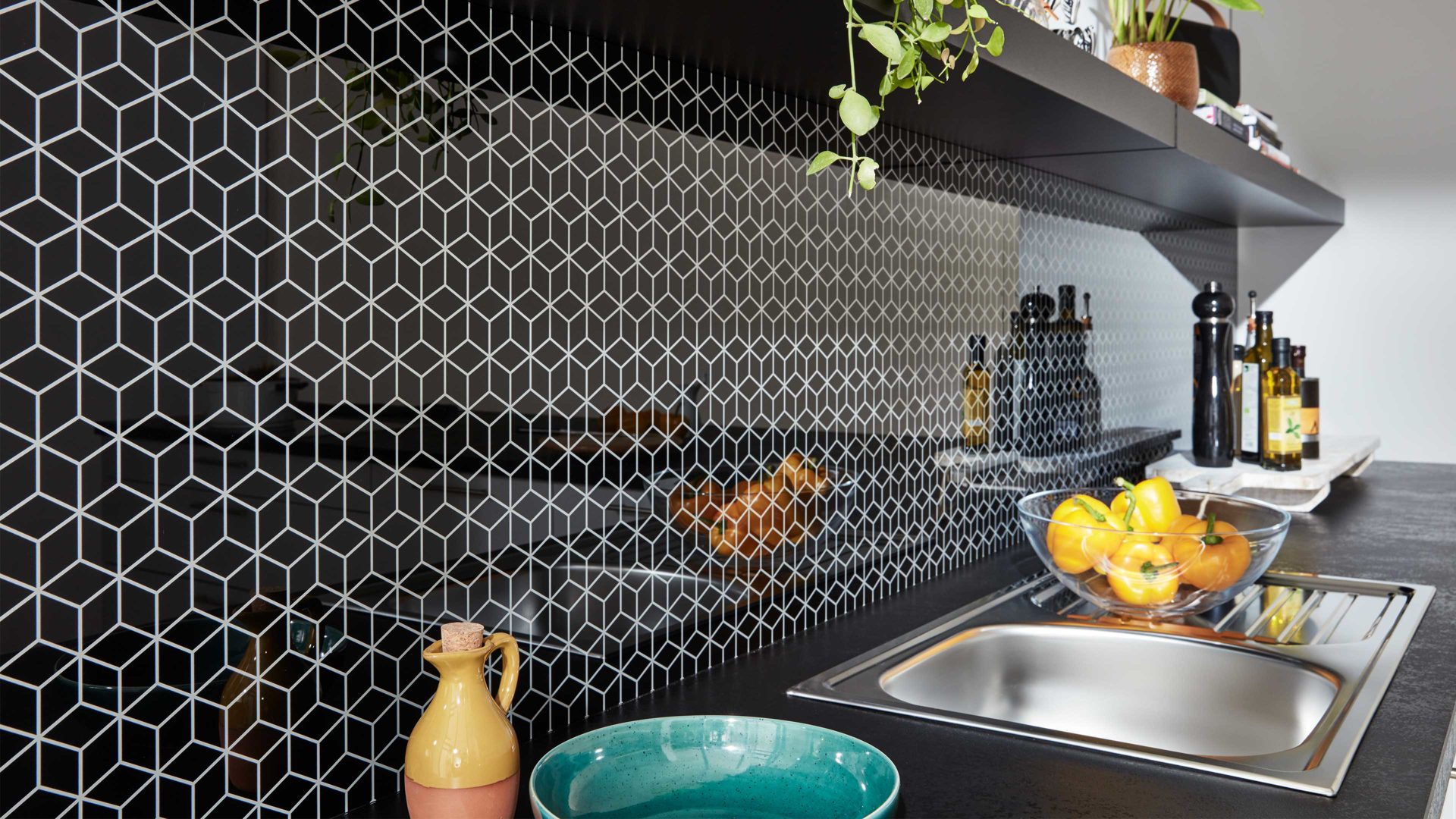 Einbauküche WERT KÜCHE® aus Holz in Hellgrau WERT KÜCHE® Nora mit AEG Einbaugeräten Kristallgrau & Onyxschwarz - zweiteilig