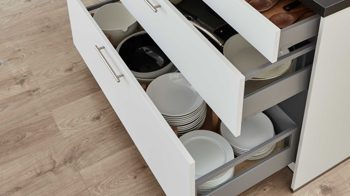 Einbauküche WERT KÜCHE® aus Holz in Hellgrau WERT KÜCHE® Nora mit AEG Einbaugeräten Kristallgrau & Onyxschwarz - zweizeilig