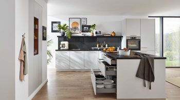 Einbauküche WERT KÜCHE® aus Holz in Hellgrau WERT KÜCHE® Nora mit AEG Einbaugeräten Kristallgrau & Onyxschwarz - zweizeilig