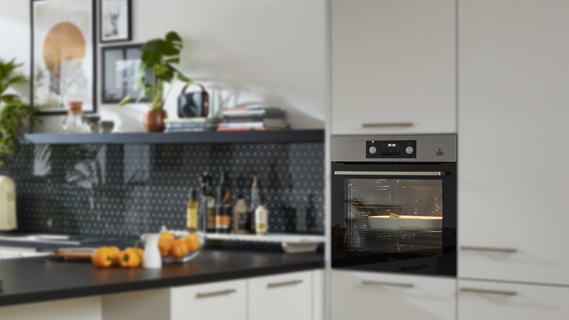 Einbauküche WERT KÜCHE® aus Holz in Hellgrau WERT KÜCHE® Nora mit AEG Einbaugeräten Kristallgrau & Onyxschwarz - zweiteilig