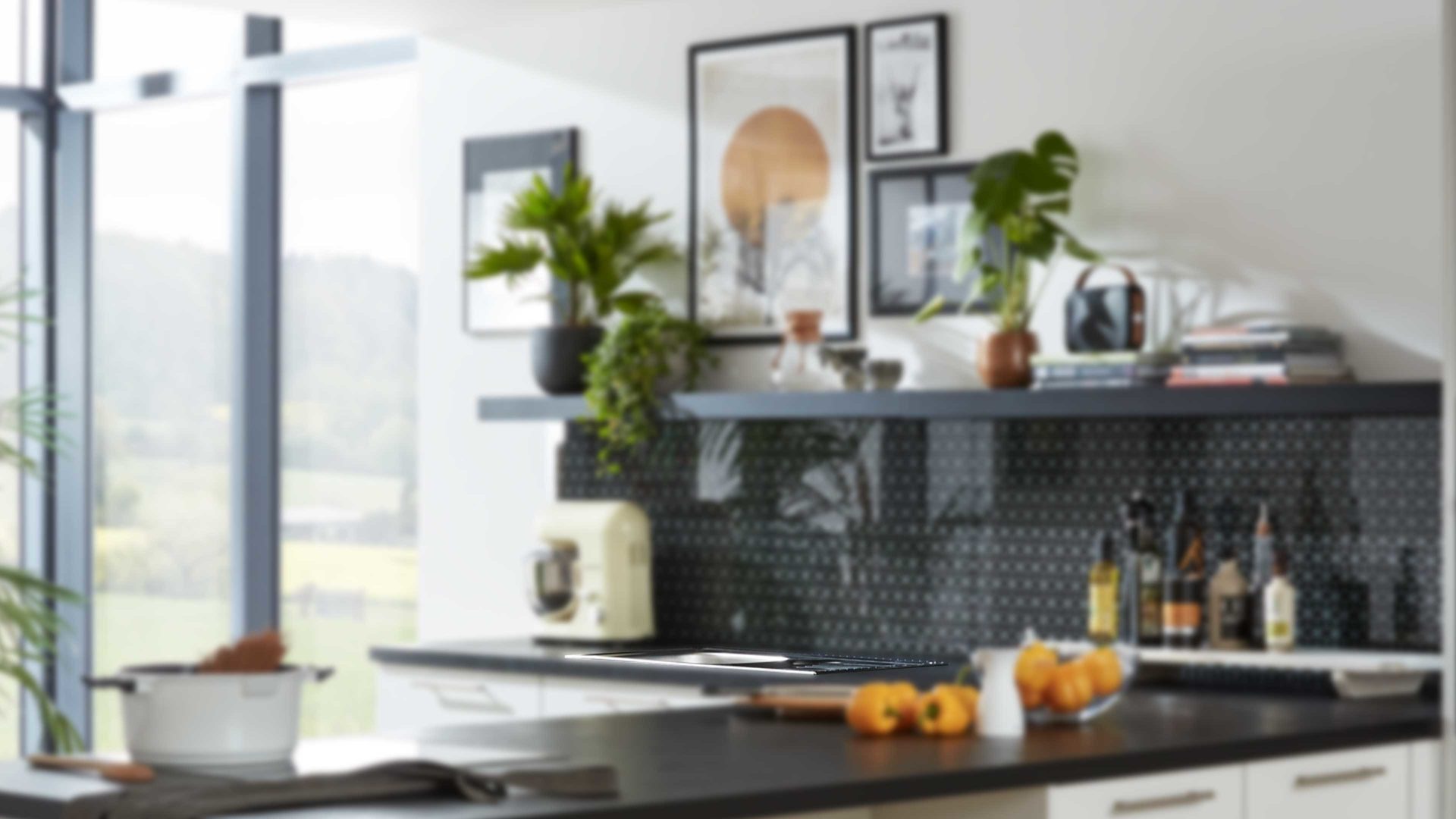 Einbauküche WERT KÜCHE® aus Holz in Hellgrau WERT KÜCHE® Nora mit AEG Einbaugeräten Kristallgrau & Onyxschwarz - zweiteilig