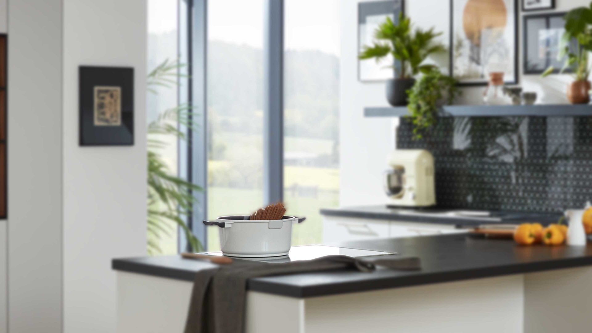 Einbauküche WERT KÜCHE® aus Holz in Hellgrau WERT KÜCHE® Nora mit AEG Einbaugeräten Kristallgrau & Onyxschwarz - zweiteilig