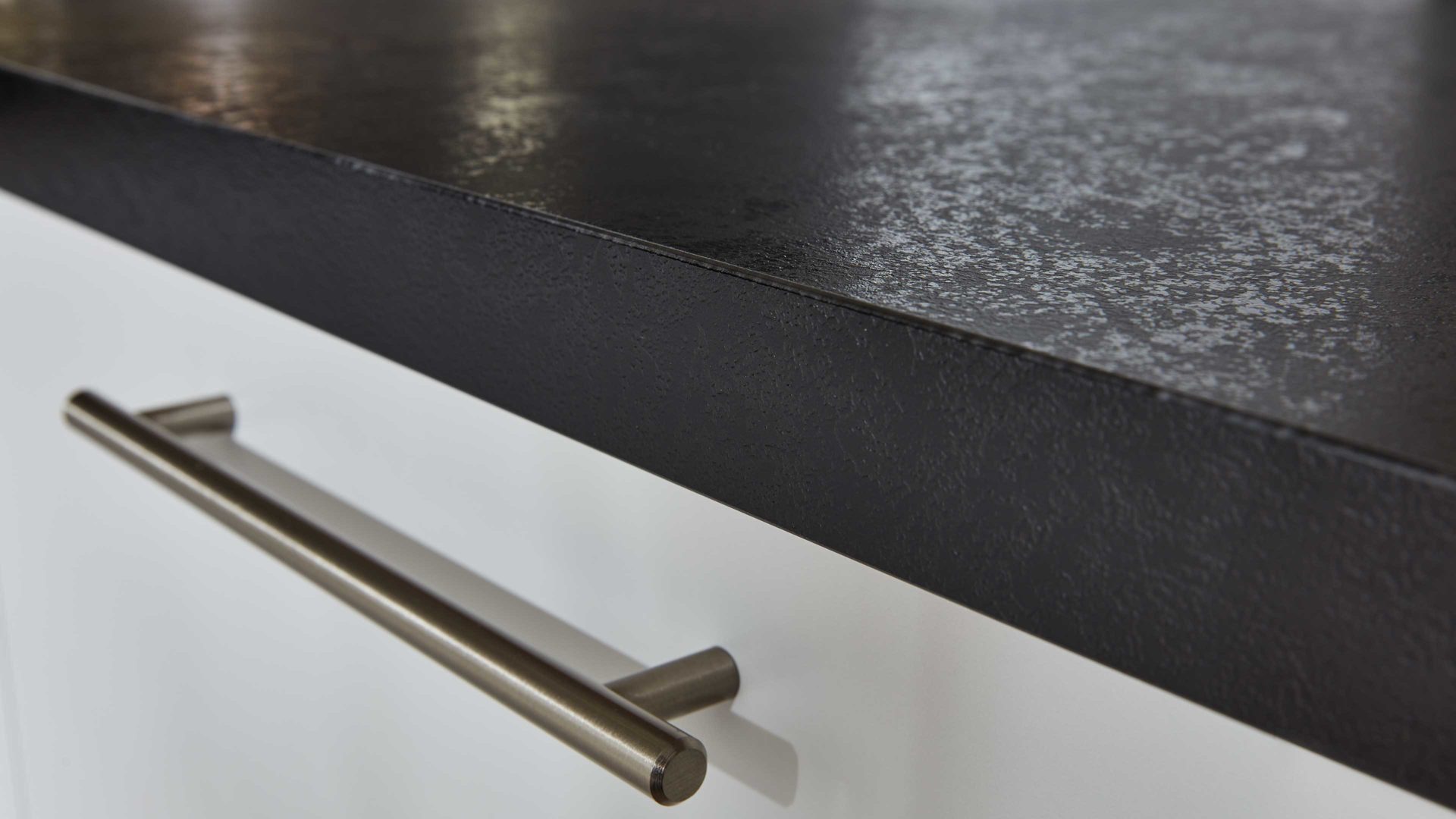 Einbauküche WERT KÜCHE® aus Holz in Hellgrau WERT KÜCHE® Nora mit AEG Einbaugeräten Kristallgrau & Onyxschwarz - zweiteilig