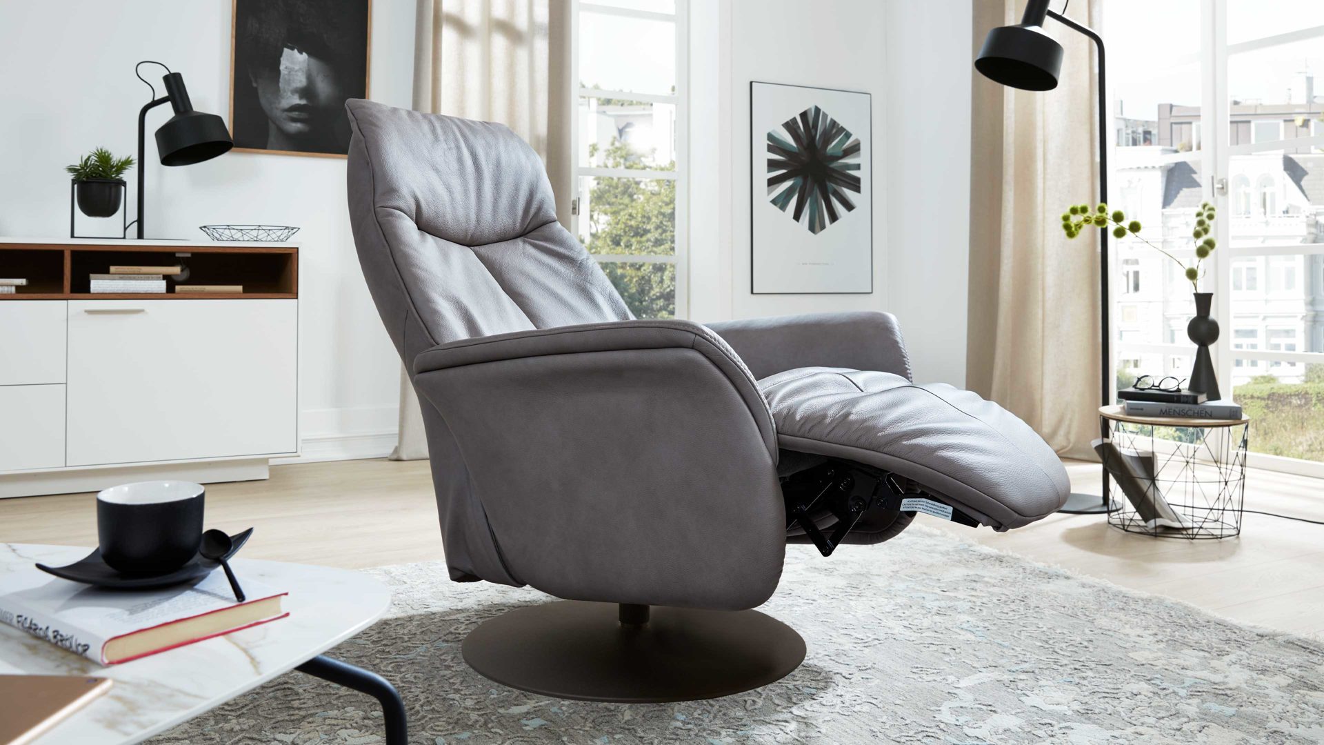Relaxsessel Interliving aus Leder in Grau Interliving Sessel Serie 4550 - Sessel manuelle Funktionen - titanfarbenes LongLife-Leder & anthrazitfarbener Tellerfuß