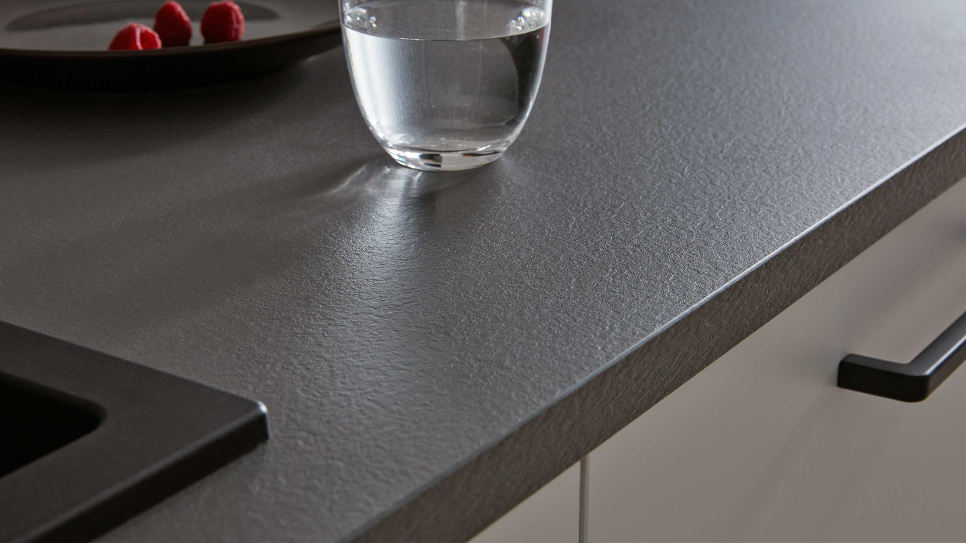 Einbauküche Interliving aus Holz in Weiß Interliving Küche Serie 3032 mit gorenje Einbaugeräten Weiß & Quarzgrau - Stellfläche ca. 395 x 245 cm