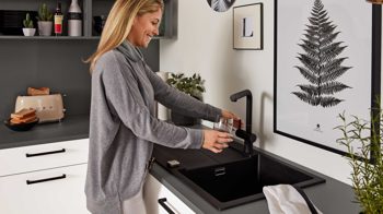 Einbauküche Interliving aus Holz in Weiß Interliving Küche Serie 3032 mit privileg Einbaugeräten Weiß & Quarzgrau - Stellfläche ca. 395 x 245 cm