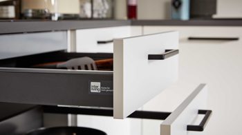 Einbauküche Interliving aus Holz in Weiß Interliving Küche Serie 3032 mit gorenje Einbaugeräten Weiß & Quarzgrau - Stellfläche ca. 395 x 245 cm