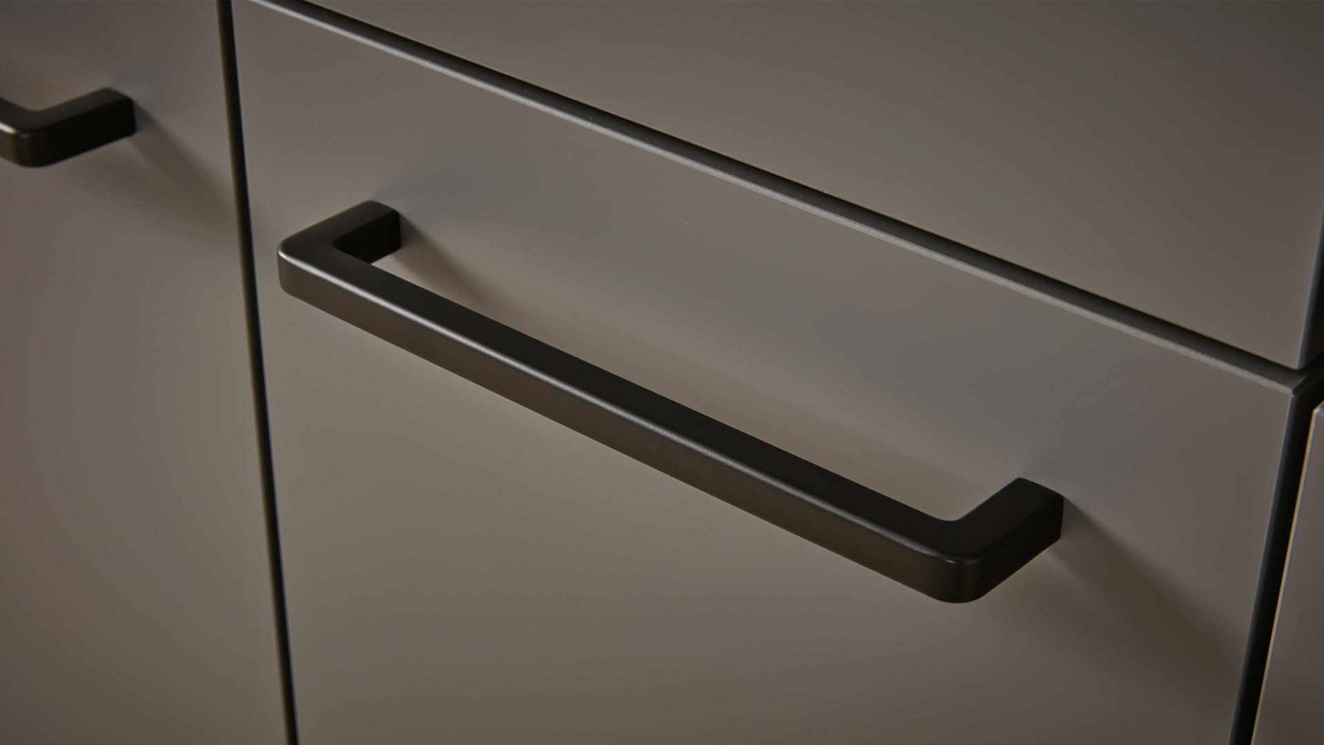 Einbauküche Interliving aus Holz in Weiß Interliving Küche Serie 3032 mit gorenje Einbaugeräten Weiß & Quarzgrau - Stellfläche ca. 395 x 245 cm