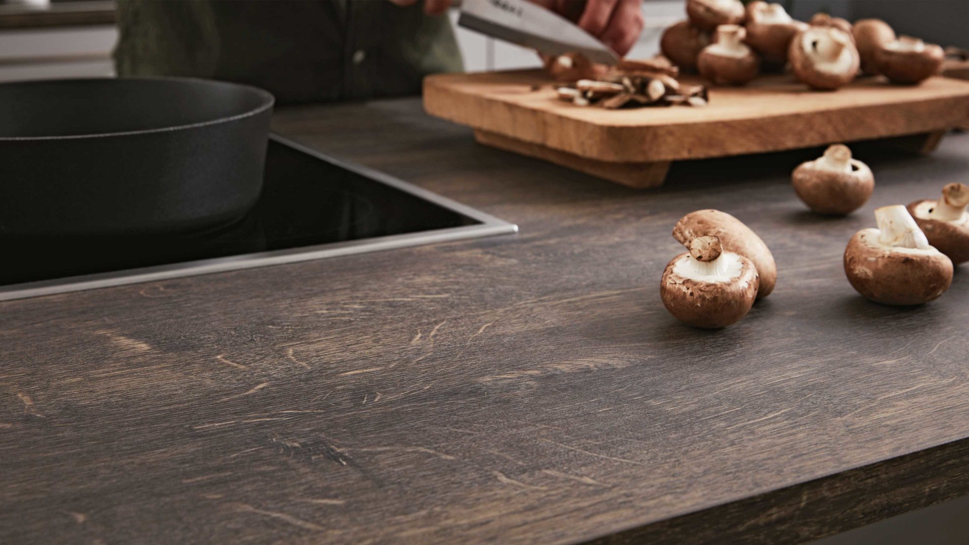 Einbauküche Interliving aus Holz in Grau Interliving Küche Serie 3028 mit Miele-Einbaugeräten Platingrau & Castell Eiche - zweizeilig