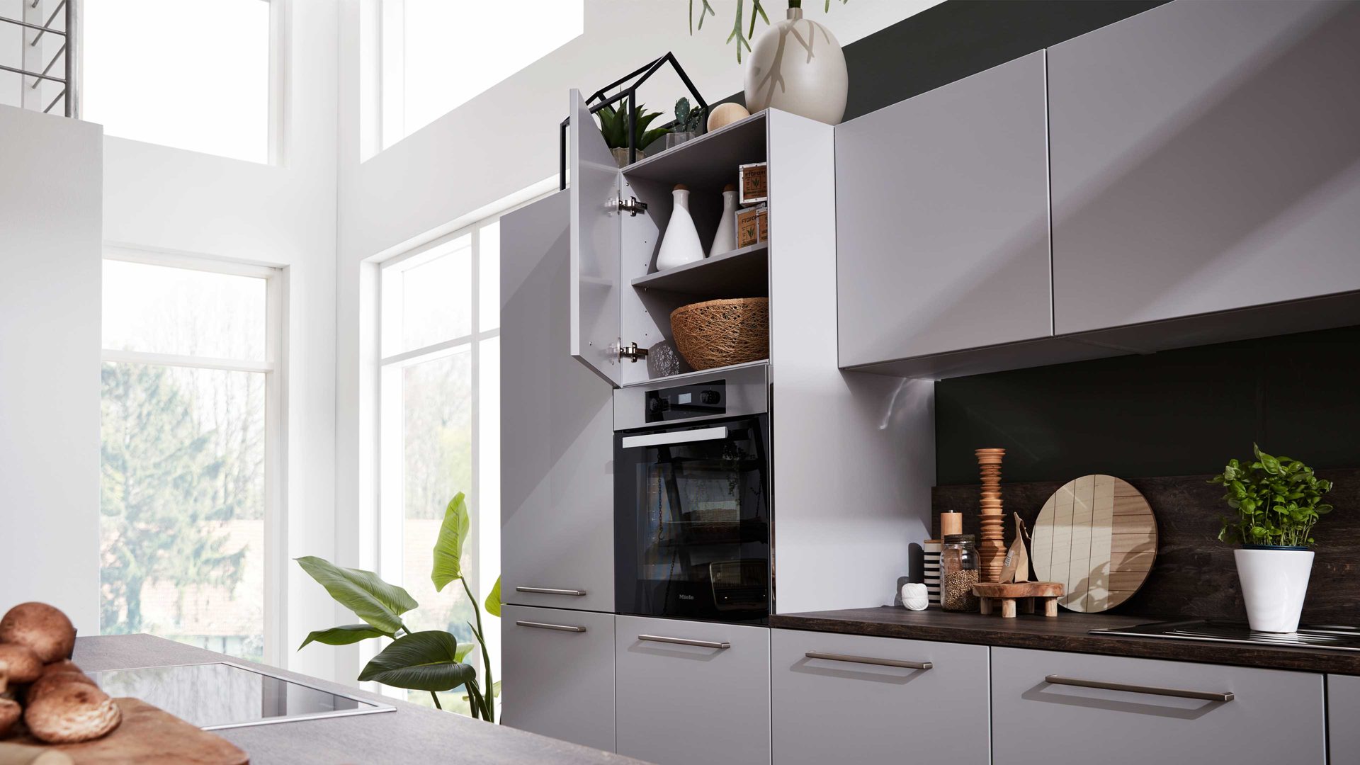 Einbauküche Interliving aus Holz in Grau Interliving Küche Serie 3028 mit Miele-Einbaugeräten Platingrau & Castell Eiche - zweizeilig