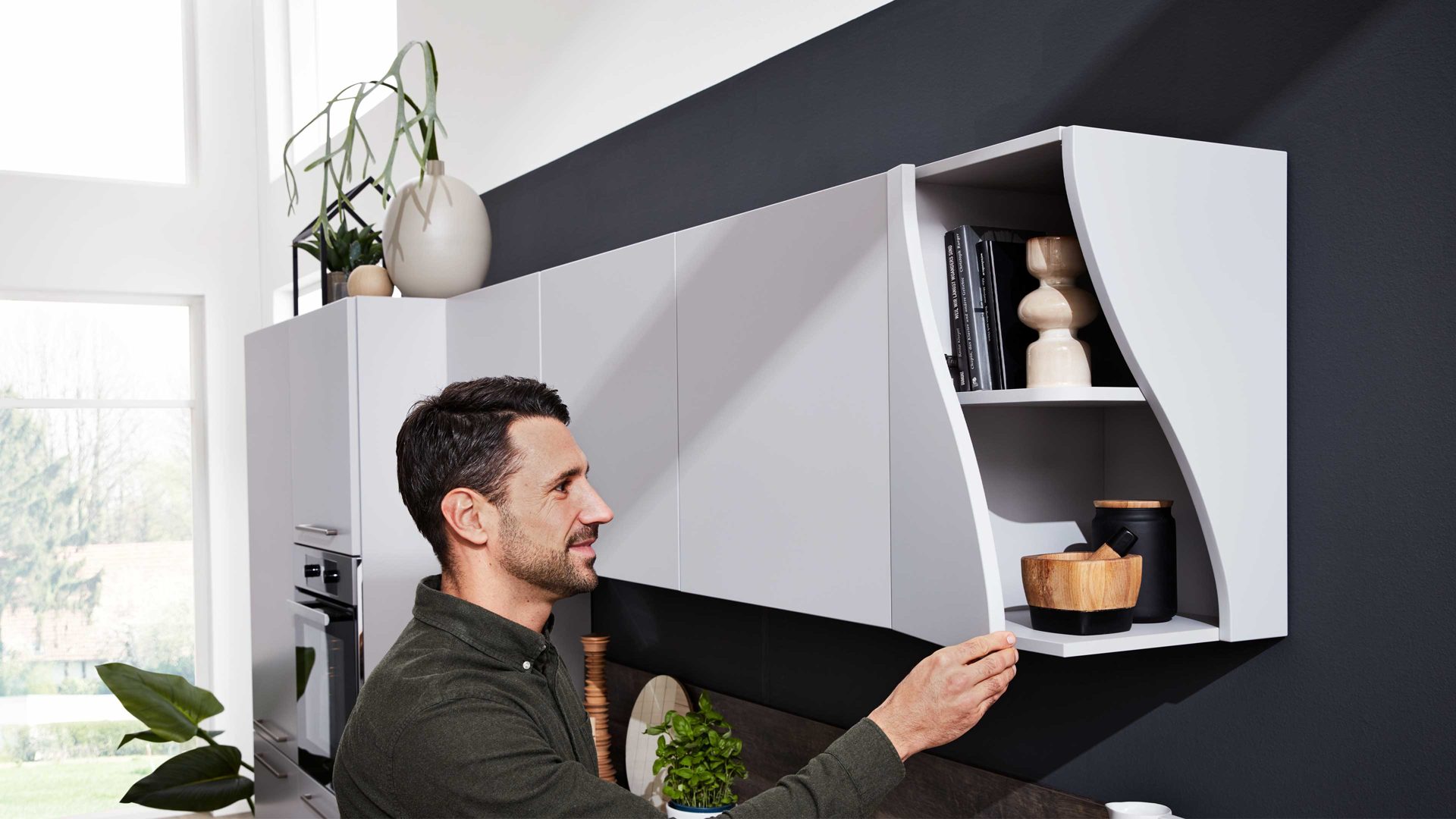 Einbauküche Interliving aus Holz in Grau Interliving Küche Serie 3028 mit Miele-Einbaugeräten Platingrau & Castell Eiche - zweizeilig