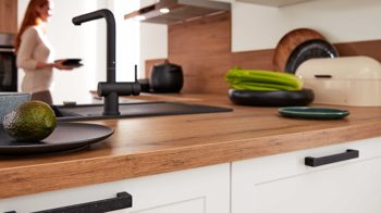 Einbauküche Interliving aus Holz in Weiß Interliving Küche Serie 3029 mit AEG-Einbaugeräten Mattweiß, Quarzgrau & Vulkaneiche - zweizeilig