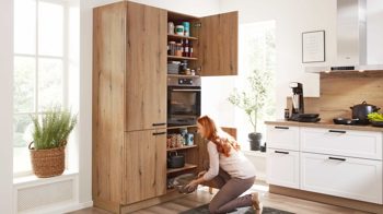 Einbauküche Interliving aus Holz in Weiß Interliving Küche Serie 3029 mit AEG-Einbaugeräten Mattweiß, Quarzgrau & Vulkaneiche - zweizeilig