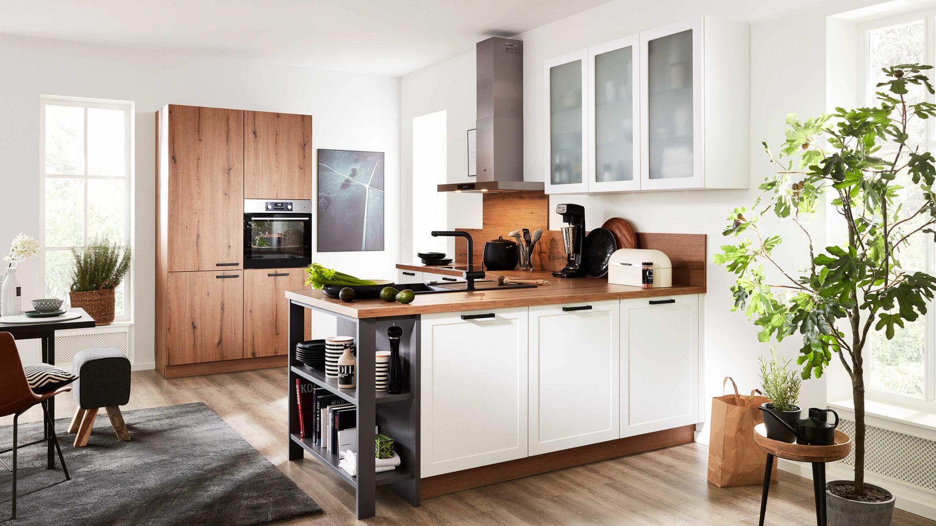 Einbauküche Interliving aus Holz in Weiß Interliving Küche Serie 3029 mit AEG-Einbaugeräten Mattweiß, Quarzgrau & Vulkaneiche - zweizeilig