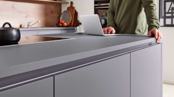 Einbauküche Interliving aus Holz in Grau Interliving Küche Serie 3030 mit SIEMENS Einbaugeräten Quarzgrau & Steineiche - dreizeilig