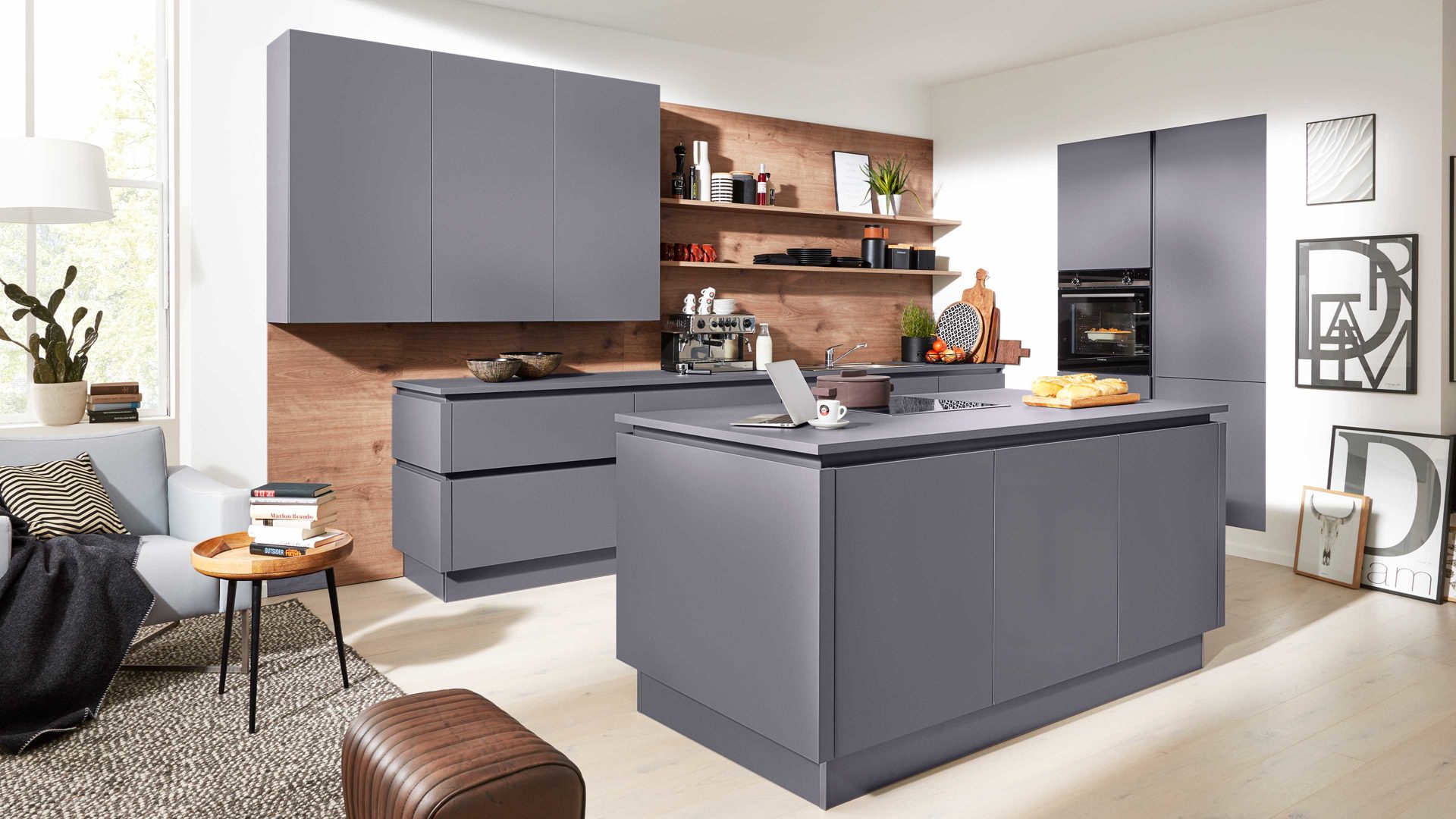 Einbauküche Interliving aus Holz in Grau Interliving Küche Serie 3098 mit SIEMENS Einbaugeräten Quarzgrau & Steineiche - dreizeilig