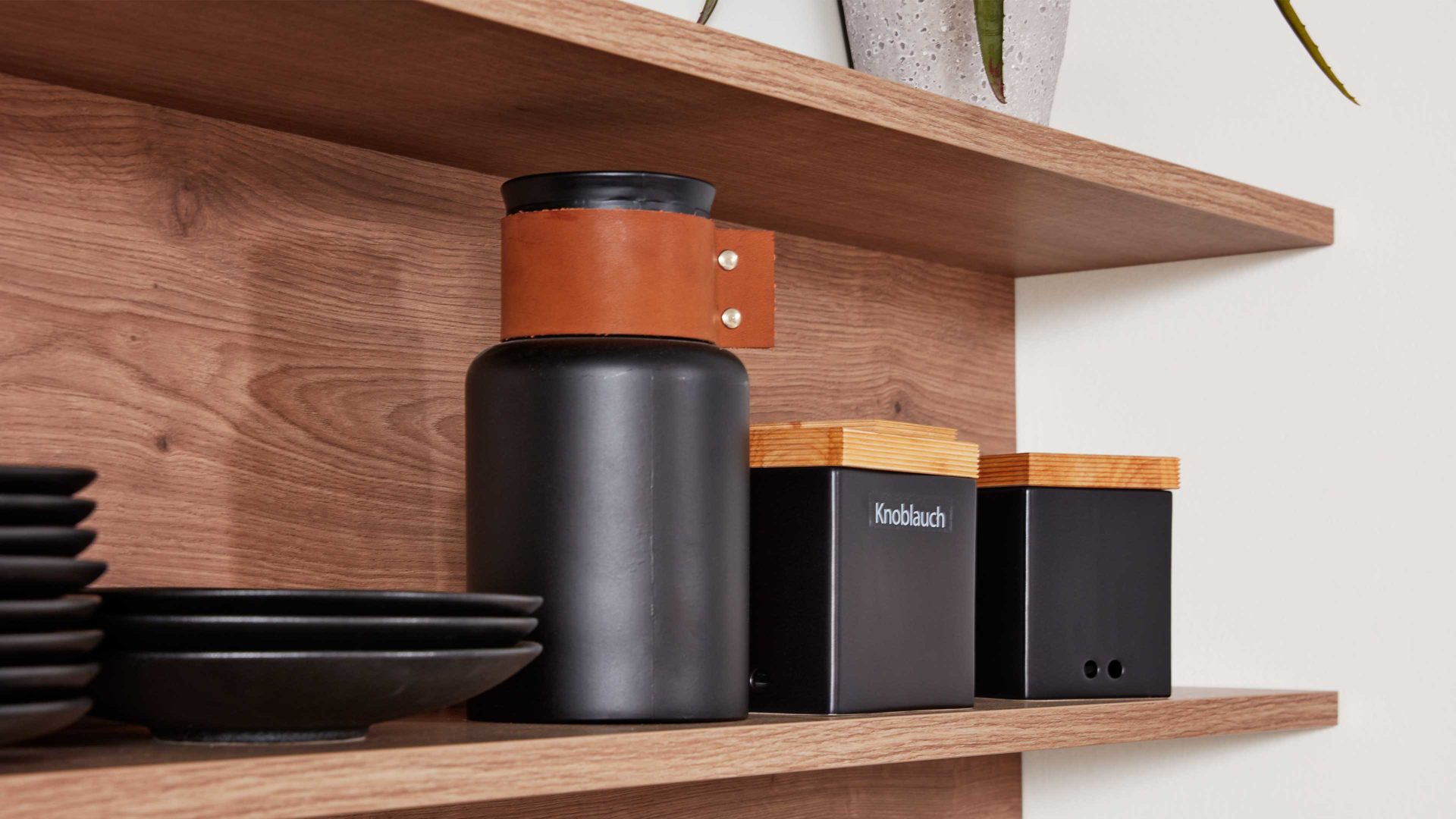 Einbauküche Interliving aus Holz in Grau Interliving Küche Serie 3098 mit SIEMENS Einbaugeräten Quarzgrau & Steineiche - dreizeilig