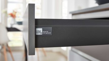 Einbauküche Interliving aus Holz in Grau Interliving Küche Serie 3017 mit AEG Einbaugeräten Quarzgrau & Quarzgrau Metallic – zweizeilig