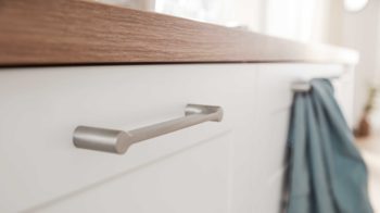 Einbauküche Interliving aus Holz in Weiß Interliving Küche Serie 3002 mit SIEMENS Einbaugeräten Weiß & Steineiche - zweizeilig