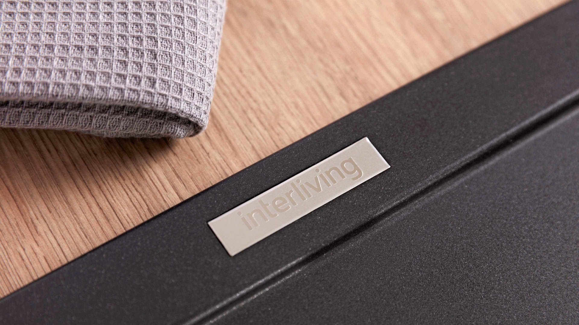 Einbauküche Interliving aus Holz in Weiß Interliving Küche Serie 3002 mit SIEMENS Einbaugeräten Weiß & Steineiche - zweizeilig