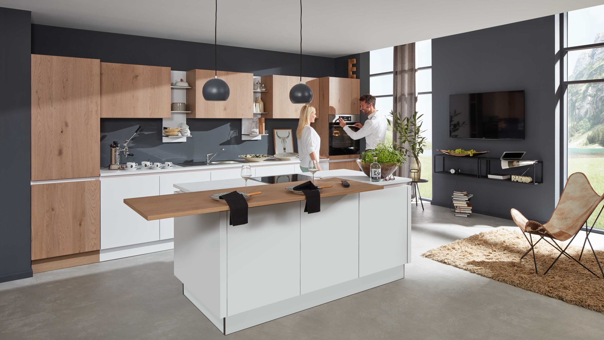 Einbauküche Interliving aus Holz in Weiß Interliving Küche Serie 3013 mit AEG Einbaugeräten Arcticweiß & Eiche Pinot – zweizeilig