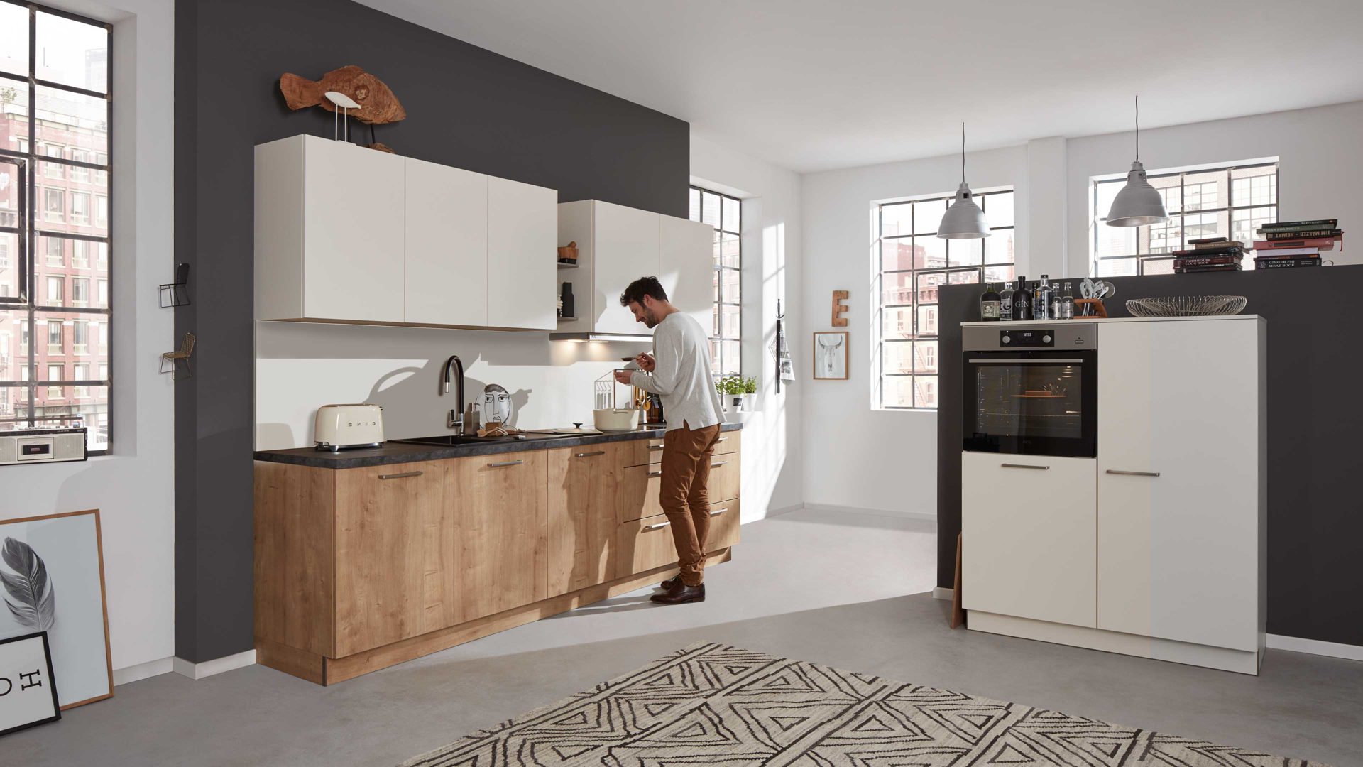 Einbauküche Interliving aus Holz in Weiß Interliving Küche Serie 3014 mit AEG Einbaugeräten Magnolie & Chaleteiche – zweizeilig