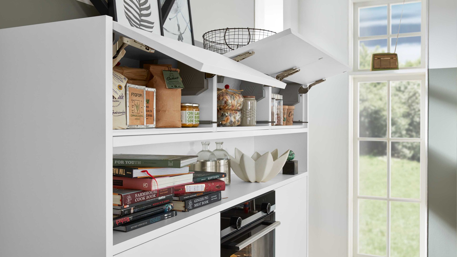 Einbauküche Interliving aus Holz in Grau Interliving Küche Serie 3011 mit SIEMENS Einbaugeräten Zement Anthrazit & Weiß – dreizeilig